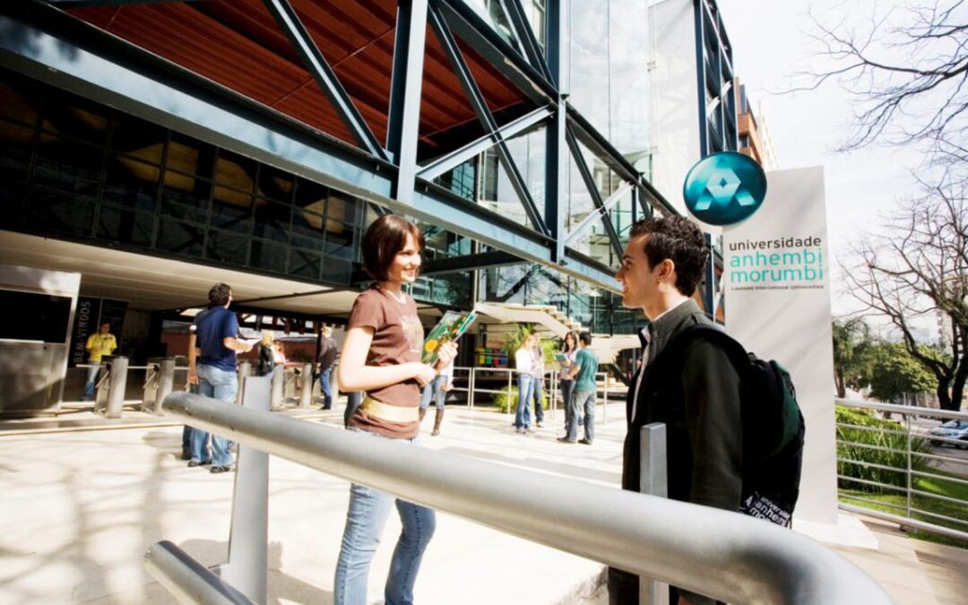 “É cruel”: professores encaram aulas virtuais com 300 alunos e demissões por ‘pop-up’ na tela