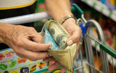 Economia Brasileira: “Toda semana os produtos ficam mais caros e corto a lista”: viver com o pior salário mínimo em 15 anos