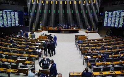 Câmara aprova em primeiro turno PEC que dá calote na Educação