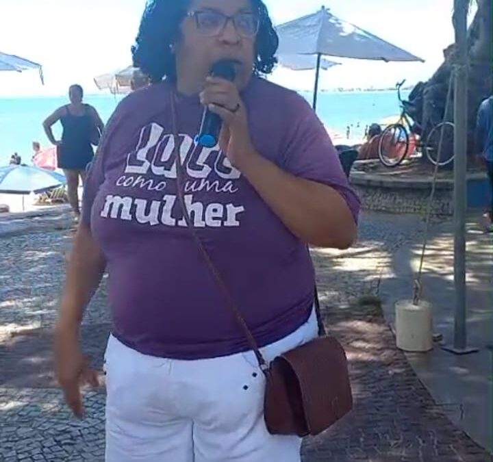 Protestos contra feminicídios mobilizam cidades brasileiras; Rio das Ostras registra ato na Praia do Centro